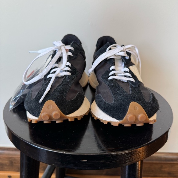 New! New Balance® 327 women's sneakers size 9.5 in black suede and white - Picture 3 of 7